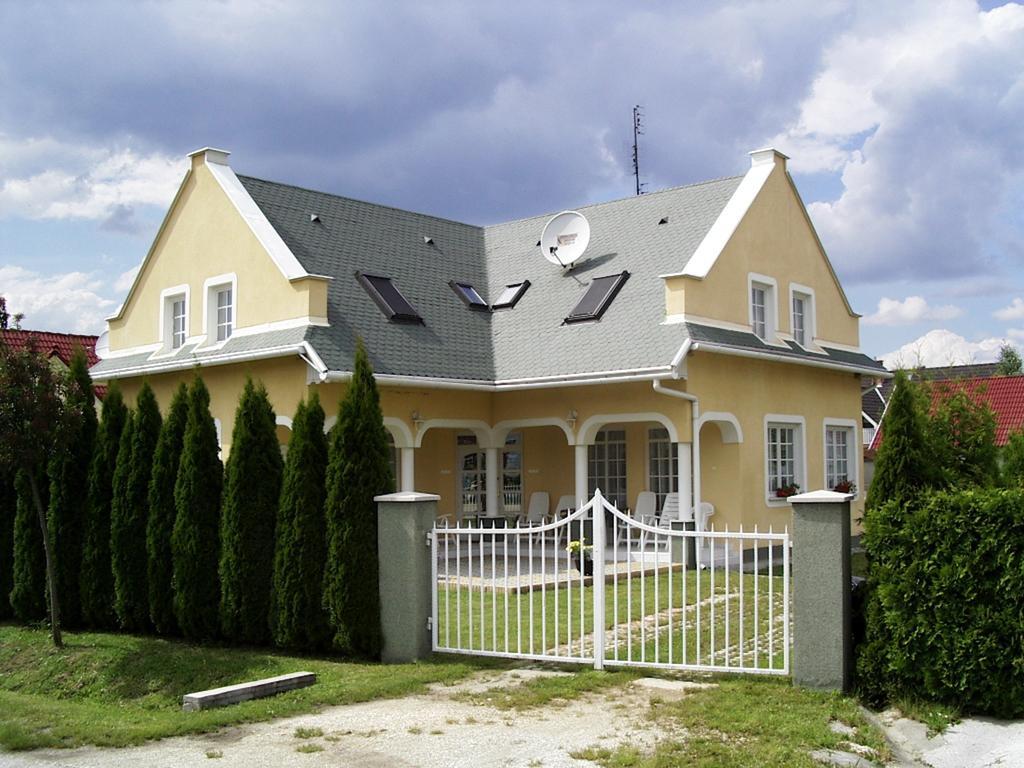 Pacsirta Apartman Lenti Zimmer foto